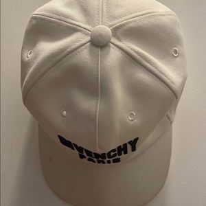 Im selling my pre-loved GIVENCHy hat.